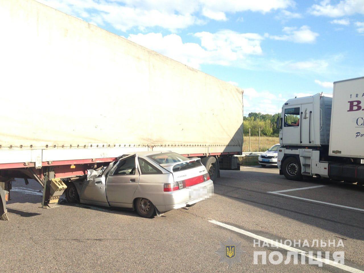 Под Харьковом в ДТП погибли три человека