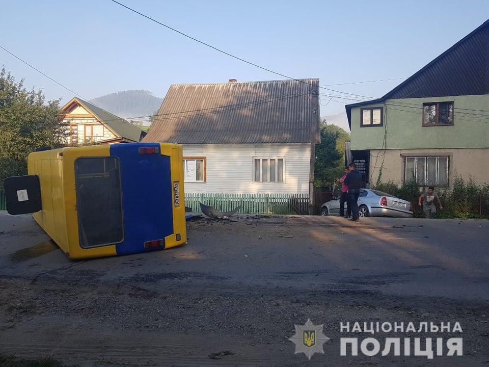 На Закарпатье рейсовый автобус попал в ДТП с переворотом