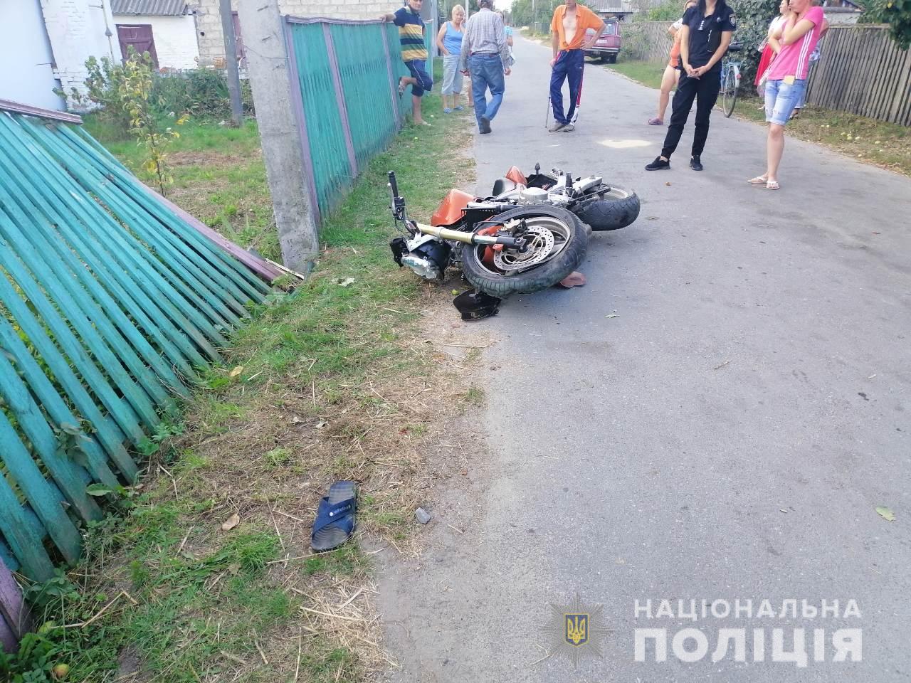 Под Житомиром мотоцикл влетел в столб: двое пострадавших