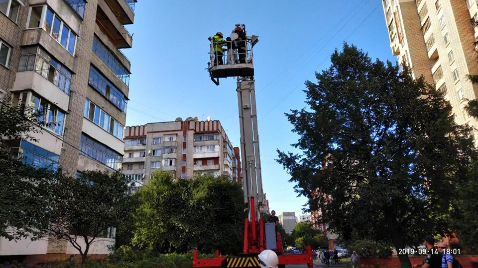 Во Львове сняли с балкона девушку, четыре дня просидевшую в запертой квартире