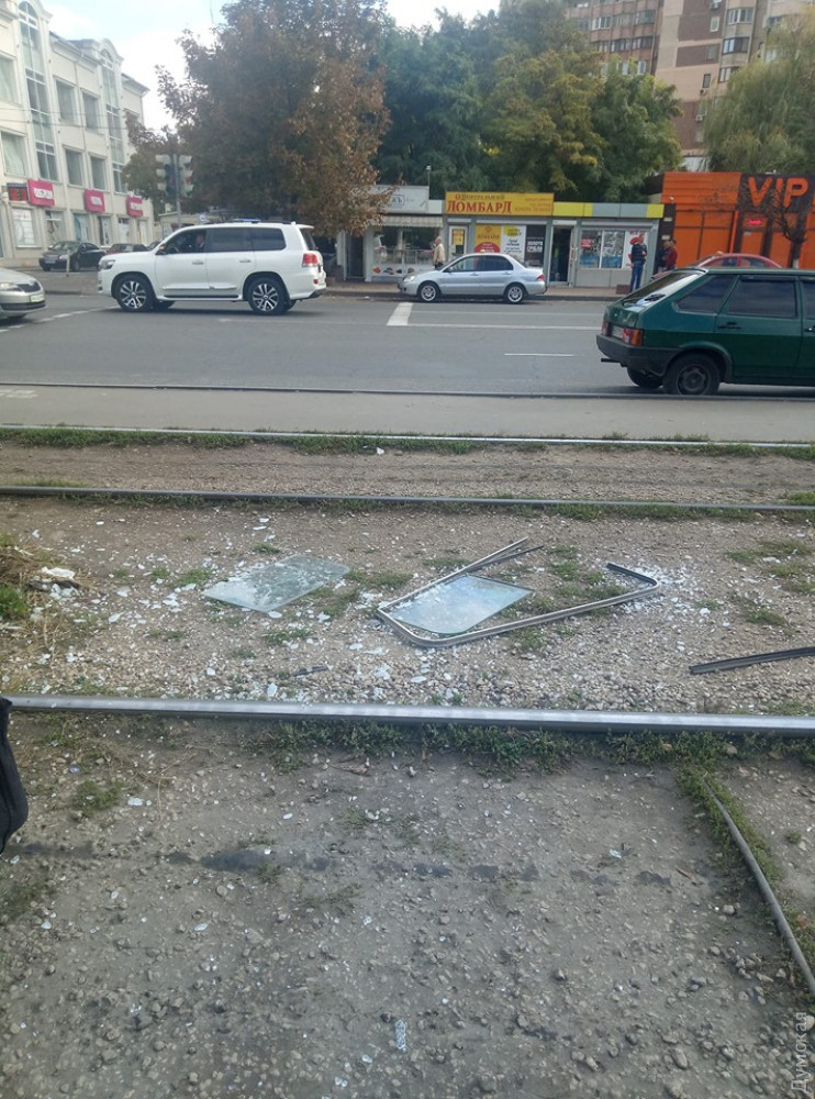 В одесском трамвае крупный мужчина случайно выдавил стекло